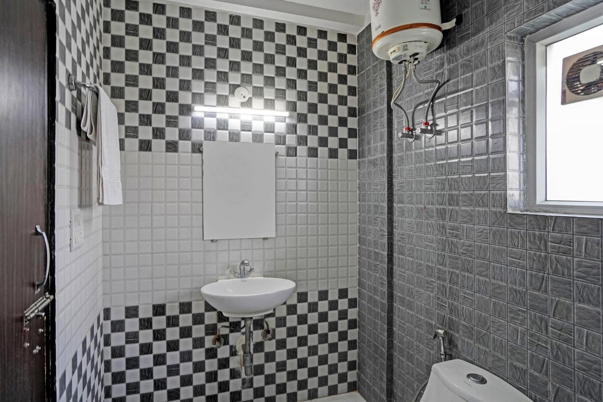 Hotel O Babil Palace Near Omaxe Celebration Mall Gurgaon Esterno foto